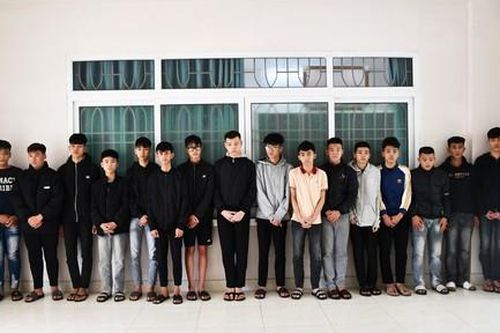 Tạm giữ hình sự 16 đối tượng dùng hung khí đuổi đánh nhau trên đường