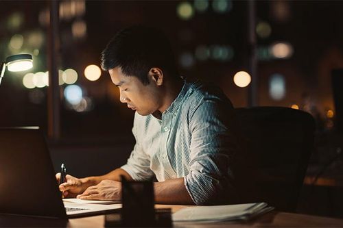 Công ty ép nhân viên tan làm đúng giờ, hết ca là cắt điện, đuổi người