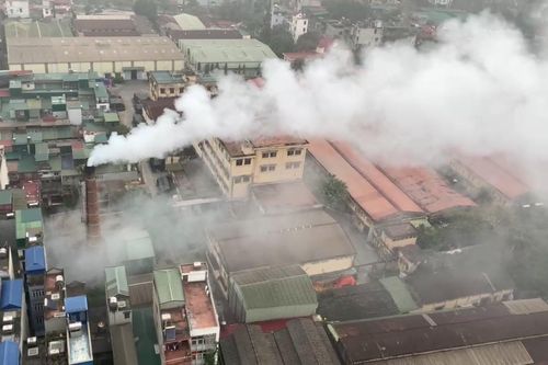 Chủ tịch Hà Nội yêu cầu xử lý cột khói khổng lồ của nhà máy dệt giữa khu dân cư