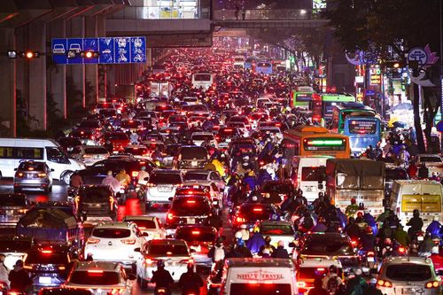 Mức phạt cao nhưng tài xế không sợ, bấm còi tra tấn người đi đường