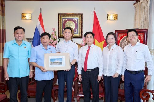 Kiều bào thăm khu di tích Bác Hồ tại Thái Lan
