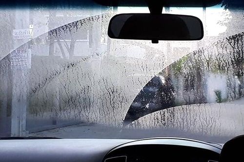 Mẹo đơn giản giúp kính xe ô tô không bị hấp hơi khi trời nồm ẩm