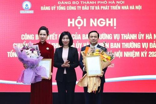 Trao quyết định công tác nhân sự tại Tổng công ty Đầu tư và Phát triển nhà Hà Nội