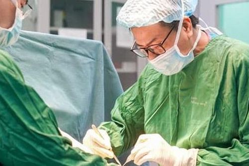 Vô tình chạm vào cảm ứng của máy dập nắp cốc, trẻ 5 tuổi ở Hà Nội bị đứt rời 3 ngón tay