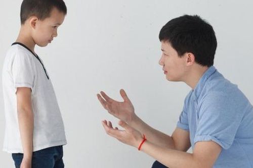 Những đứa trẻ có EQ thấp thường 'sở hữu' kiểu người cha này