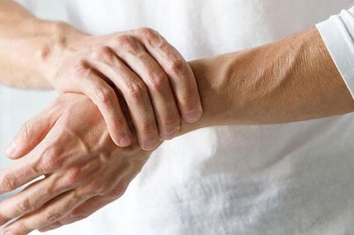 Đau khớp cổ tay nên làm gì?
