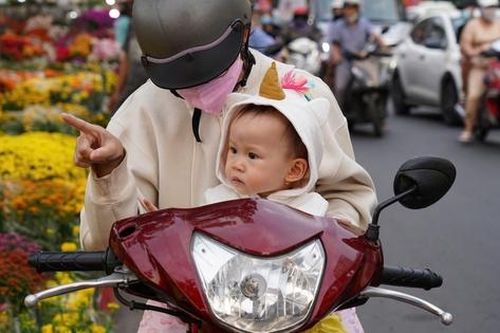 Ngồi trước xe máy bị hất văng, bé 5 tuổi vỡ lách may mắn được cứu sống