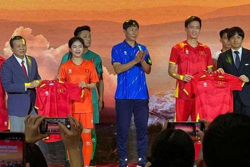 Tuyển Việt Nam trình làng áo đấu mới