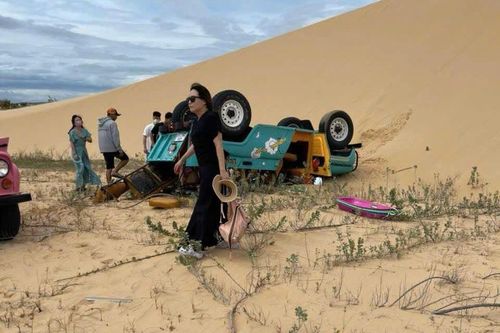 Lật xe Jeep chở khách Hàn Quốc ở Ninh Thuận