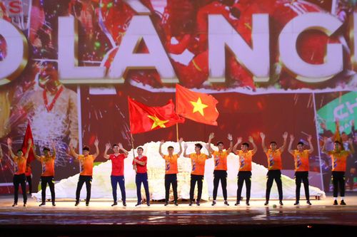 Duy Mạnh, Hai Long tái hiện khoảnh khắc lịch sử bóng đá Việt Nam
