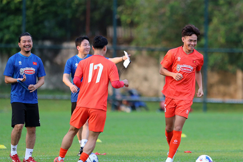 Bình luận: Dàn sao đa sắc