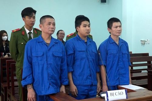 Cặp đôi 'ăn bay' xộ khám