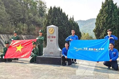 Lễ Chào cờ 'Tôi yêu Tổ quốc tôi' và Xuất quân Chương trình Khám bệnh, cấp phát thuốc, tặng quà tại Lào