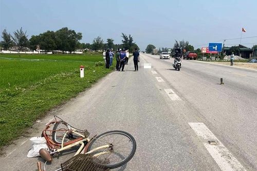 Xe đạp va chạm ô tô con, người phụ nữ tử vong tại chỗ