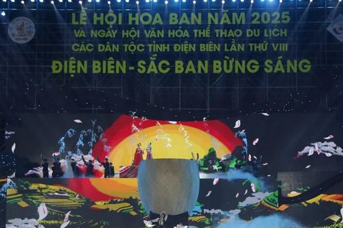 Điện Biên lung linh đêm khai hội Hoa Ban 2025