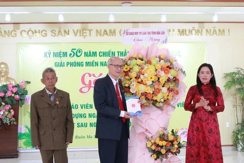 Xúc động gặp mặt tri ân cán bộ, giáo viên kháng chiến chống Mỹ