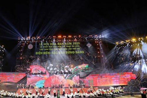 Hàng ngàn du khách tham dự lễ hội Hoa Ban 2025