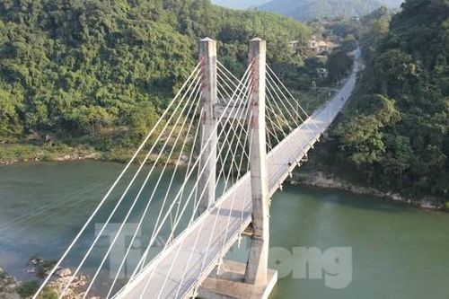 Chiêm ngưỡng khung cảnh hùng vỹ bên cầu ĐaKrông