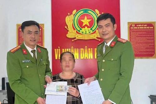 Làm rơi túi tiền vừa vay ở ngân hàng, người phụ nữ bật khóc khi được nhận lại