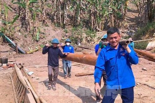 Thanh niên góp sức dựng nhà cho hộ nghèo