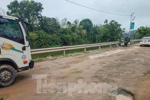Tuyến đường liên xã nát tươm