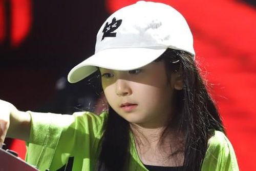 Cô bé 8 tuổi chơi DJ