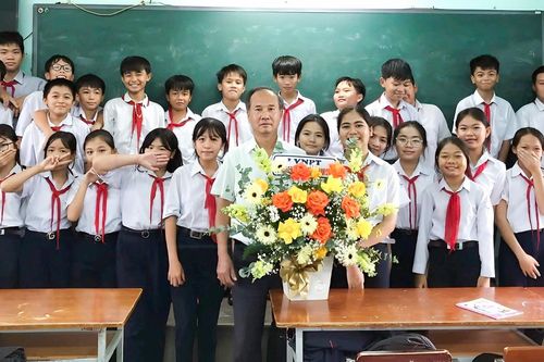 'Xin thầy sáng nay đừng đọc tên con tôi chưa đóng tiền học trước lớp'
