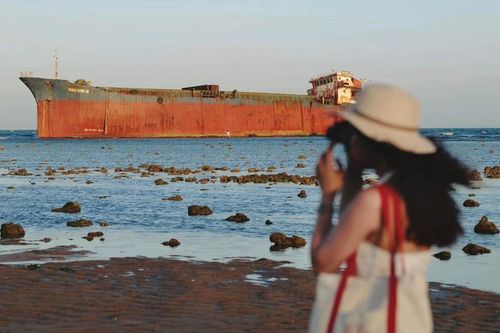 Tàu 'ma' mắc cạn ở bãi biển Ninh Thuận thành điểm hút khách check-in