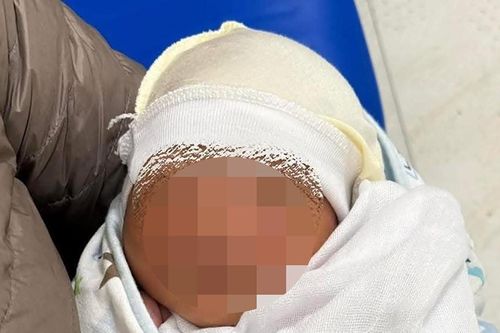 Bé gái sơ sinh bị bỏ rơi kèm lá thư không bao giờ tìm lại con của người mẹ