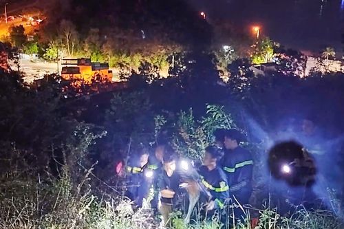 Cảnh sát giải cứu 2 thanh niên bị kẹt trên núi Cô Tiên
