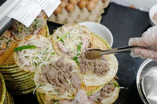 Món nổi tiếng Bình Định ra Hà Nội, ngày bán nghìn chiếc, khách muốn ăn phải chờ