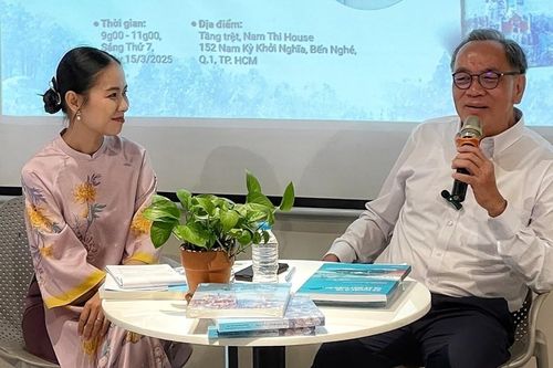 Tiến sĩ hóa học đọc sách giáo khoa của học sinh để dịch thơ Đức