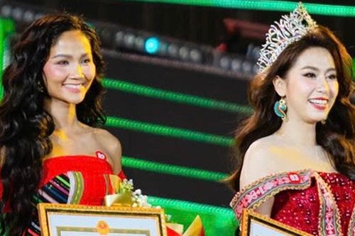 Hoa hậu Đinh Thị Hoa xúc động khi nhận bằng khen cùng H'Hen Niê