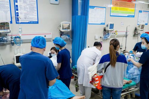 Nghi uống nhầm hóa chất trong bữa tiệc, 9 người nhập viện