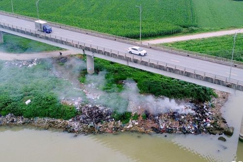 Người dân xả rác bừa bãi xuống sông Lam