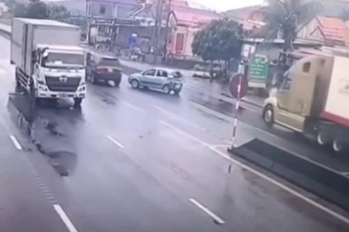Hãi hùng cả loạt ôtô mất lái 'húc' vào nhau trên con đường trơn trượt