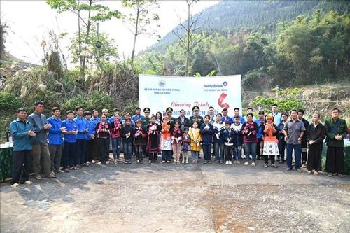 Trao nhiều phần quà, áo ấm cho học sinh, hộ nghèo biên giới