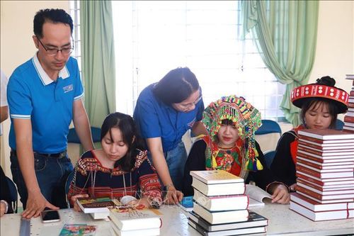 Trao tặng Tủ sách Đinh Hữu Dư và tuyên truyền phòng, chống tin giả