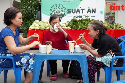 TP Hồ Chí Minh: 'Suất ăn nghĩa tình' lan tỏa yêu thương cùng người lao động nghèo