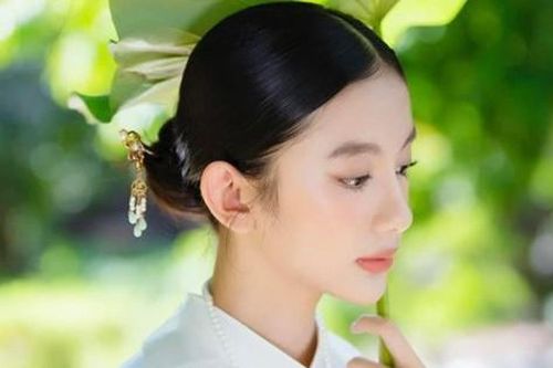 Con gái của Hoa hậu Ngọc Diễm khoe nhan sắc trong trẻo tuổi 15