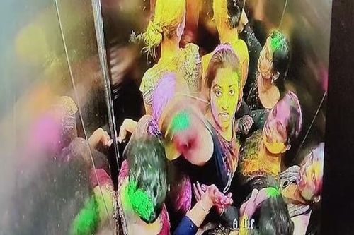 Mắc kẹt trong thang máy, 10 phụ nữ tuyệt vọng cầu cứu