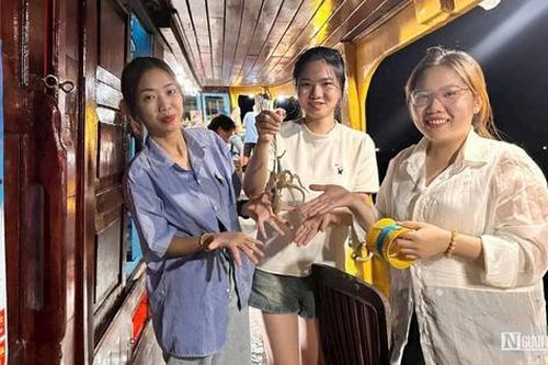 Du khách thích thú trải nghiệm câu mực đêm ở đảo ngọc Phú Quốc