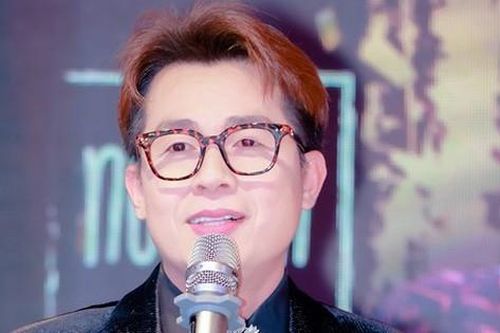 'Hoàng tử mắt hí' sau nhiều năm độc thân, bất ngờ công khai hình ảnh có con trai ở tuổi 43