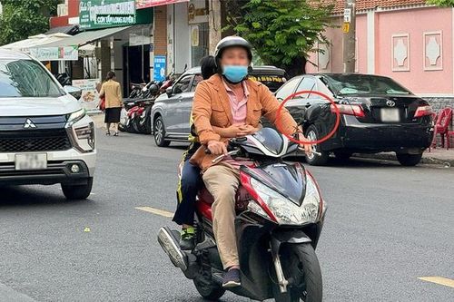 Năm 2025, xe máy chỉ có một gương có bị phạt không?