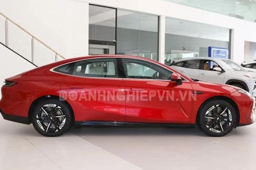 Xe sedan hạng sang công suất 637 mã lực, giá ngang Toyota Vios