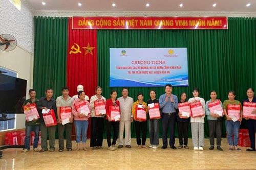 Chủ tịch VST trao quà cho các gia đình khó khăn tại huyện Hòa An - Cao Bằng