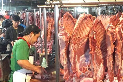 Giá thịt heo tăng phi mã, tiểu thương và người tiêu dùng gặp khó