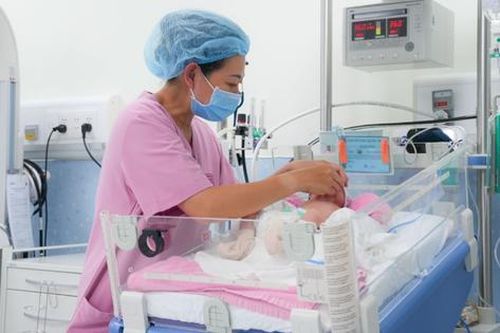 Hồi sức, chăm sóc thành công bé sinh non nặng chỉ hơn 1,7kg