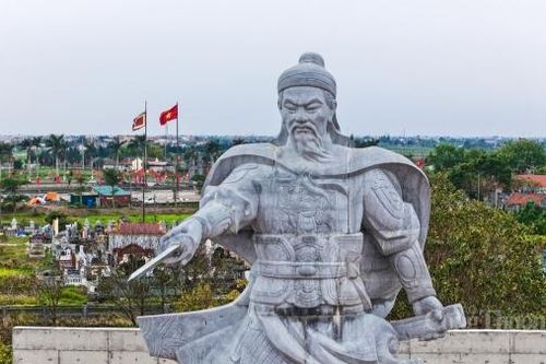 Tượng Đức Thánh Trần và câu chuyện tượng voi in hằn vết đạn tại đền A Sào