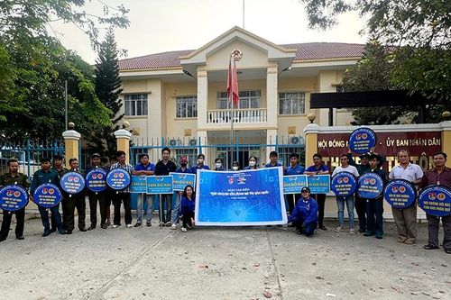 Tri Tôn ra quân 'Ngày cao điểm tình nguyện xây dựng đô thị văn minh'